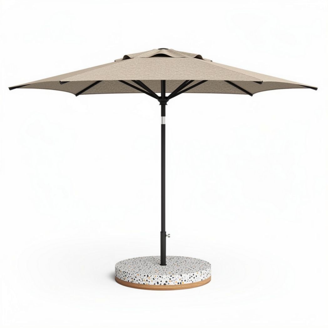 Parasol met betonvoet en 250 x 250 cm afmeting in beige kleur